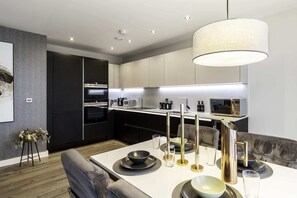 Kühlschrank, Mikrowelle, Ofen, Herdplatte