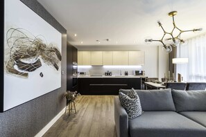 TV, books, offices - Offer - Showroom Splendour, Luxe London Elegance (London)