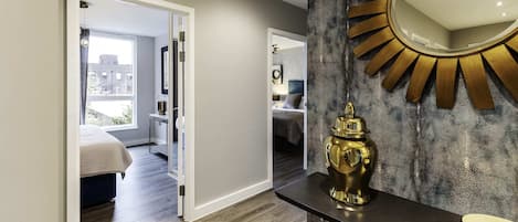 3 室のベッドルーム、デスク、アイロン / アイロン台、旅行用ベビーベッド