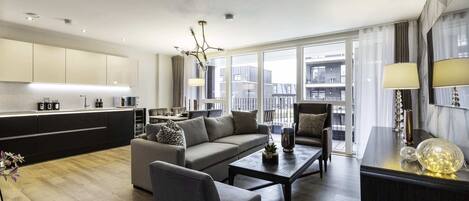 Téléviseur, livres, bureau