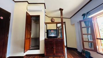 Habitación Deluxe con 2 camas individuales | Ropa de cama de alta calidad, edredón, muebles diferentes y escritorio