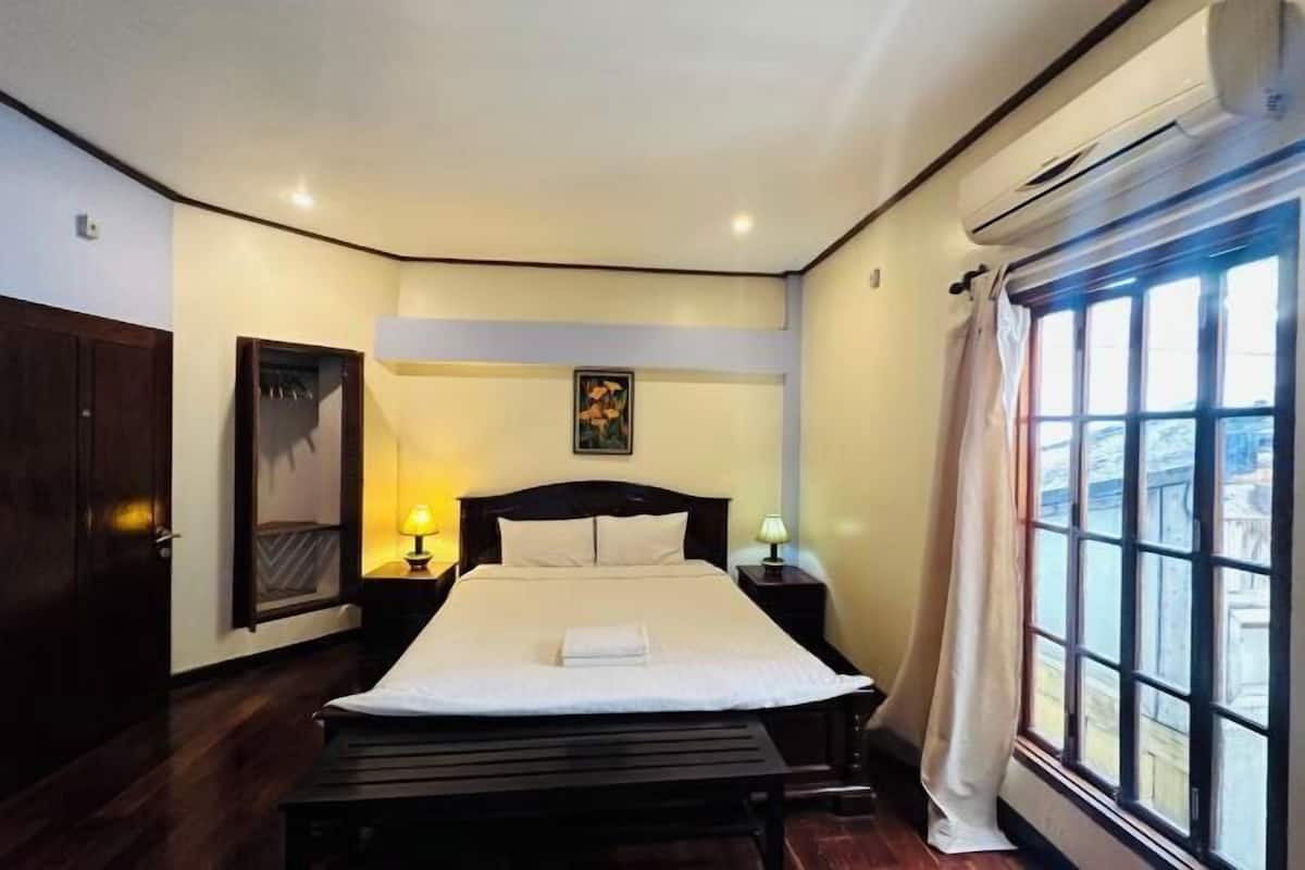 Premium bedding, down comforters, desk, laptop workspace