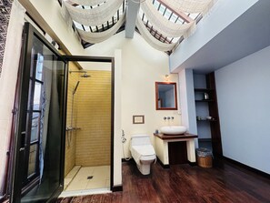 Deluxe-Doppelzimmer | Badezimmer | Dusche, Hydromassagedusche, Designer-Toilettenartikel, Haartrockner