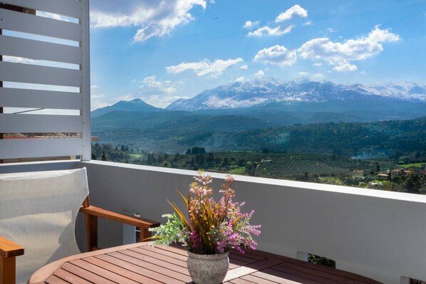 Property grounds - Glikanisos House Nipos - ideal for hikers and families 2bd, 6pl, 10min to beach (Nipos)