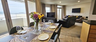 Spacious Executive Modern Home, City Fringe!