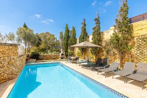 Perhetalo, useita makuuhuoneita (Dionisia Gozitan Villa and Pool) | Uima-allas
