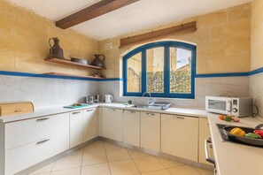 Familiehus, flere soverom (Dionisia Gozitan Villa and Pool Gozo) | Eget kjøkken | Kjøleskap, mikrobølgeovn, ovn og kokeplater