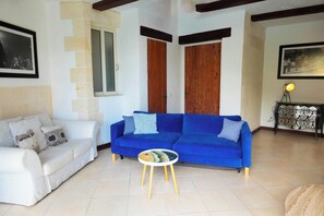 Casa familiar, 4 habitaciones (Dionisia Gozitan Villa and Pool Gozo) | Área de sala de estar | Televisión de pantalla plana de 21 pulgadas con canales vía satélite