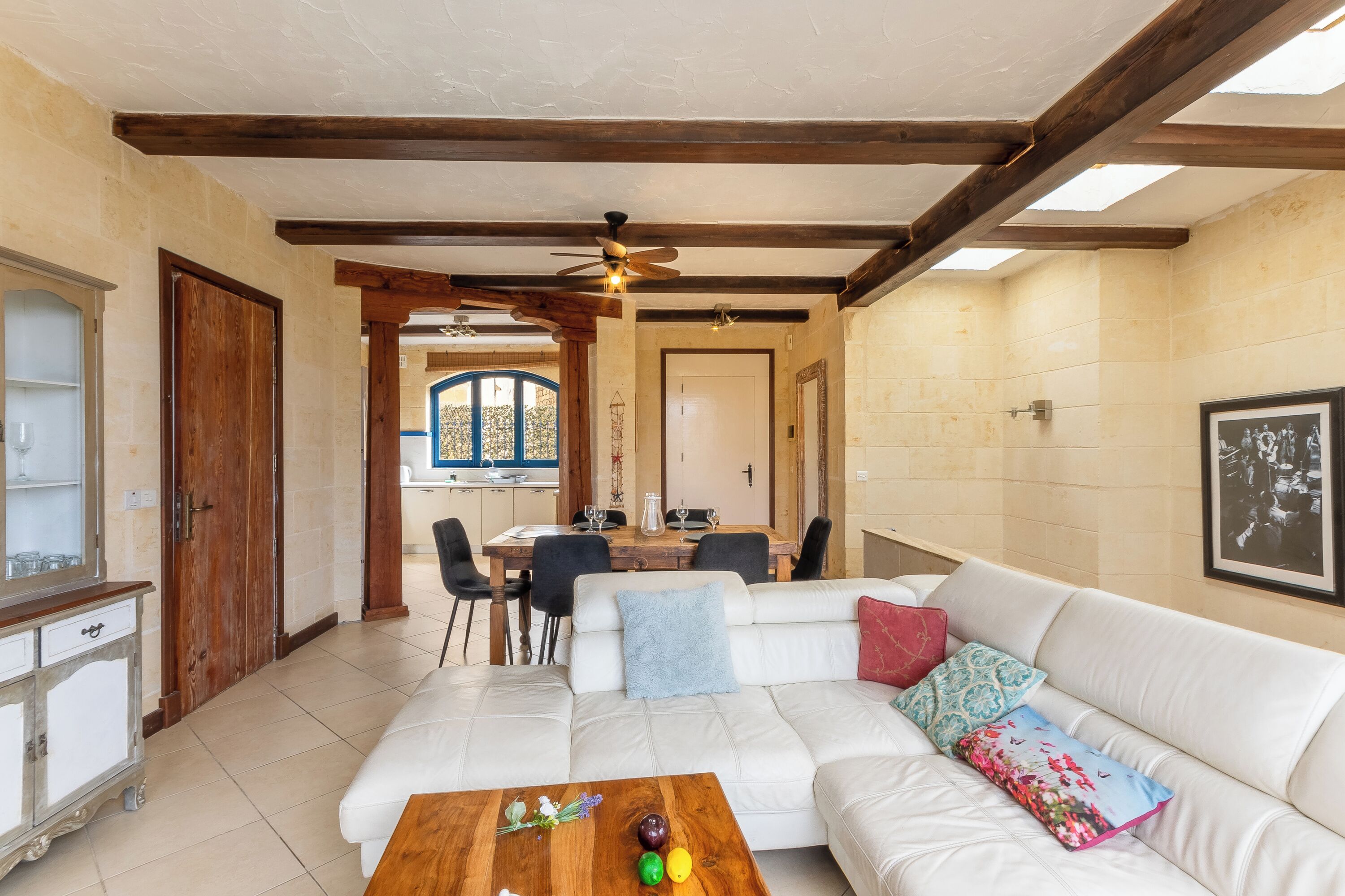 Familiehus, flere soverom (Dionisia Gozitan Villa and Pool Gozo) | Oppholdsområde | En 21-tommers Flatskjerm-TV med Parabol-TV