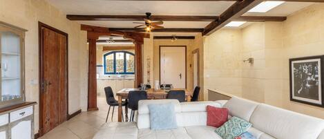 Familiehus, flere soverom (Dionisia Gozitan Villa and Pool Gozo) | Oppholdsområde | En 21-tommers Flatskjerm-TV med Parabol-TV