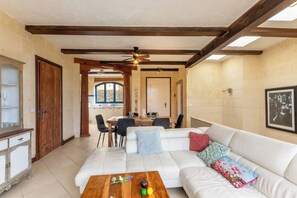 Familiehus, flere soverom (Dionisia Gozitan Villa and Pool Gozo) | Oppholdsområde | En 21-tommers Flatskjerm-TV med Parabol-TV