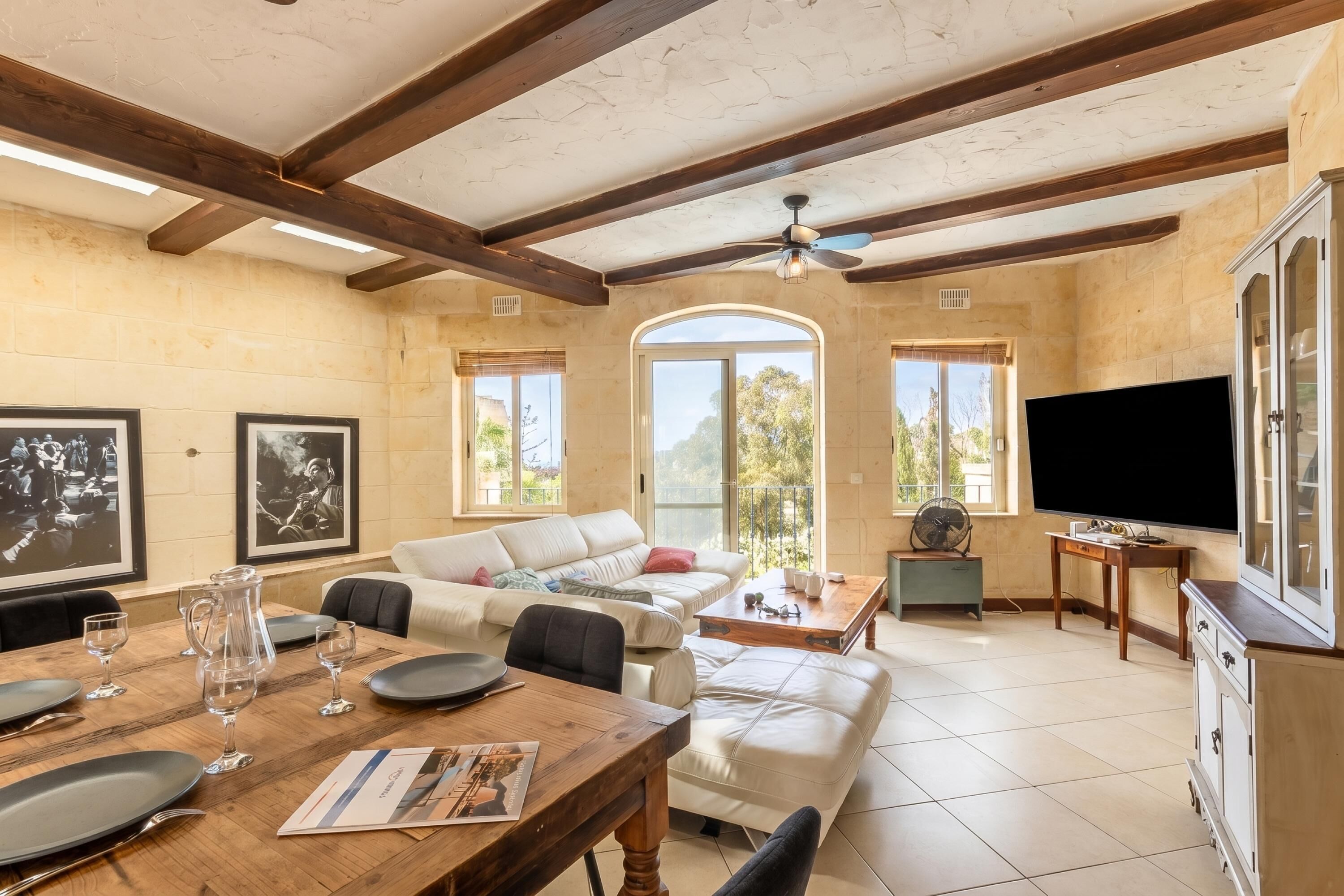 Nhà dành cho gia đình, nhiều phòng ngủ (Dionisia Gozitan Villa and Pool) | Khu phòng khách | TV màn hình phẳng 21-inch có truyền hình vệ tinh 