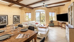 Familiehus, 4 soverom, balkong (Dionisia Gozitan Villa and Pool) | Oppholdsområde