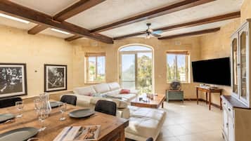 Family House, Multiple Bedrooms (Dionisia Gozitan Villa and Pool) | Ruang tamu | 21 inci televisyen skrin rata dengan satelit