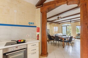 Casa familiar, 4 habitaciones (Dionisia Gozitan Villa and Pool Gozo) | Cocina privada | Refrigerador, microondas, horno y parrilla de estufa