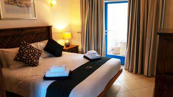 Family House, Multiple Bedrooms (Dionisia Gozitan Villa and Pool Gozo) | 4 bilik tidur, cadar katil