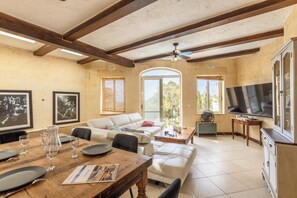 Maison familiale, plusieurs chambres (Dionisia Gozitan Villa and Pool Gozo) | Aire de séjour | Téléviseur à écran plat de 21 po avec télévision par satellite