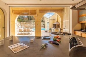 家庭單棟房屋, 多間臥室 (OneFifty Gozitan Villa and Pool) | 私人廚房 | 雪櫃、微波爐、焗爐、爐具