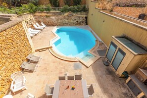 Seasonal outdoor pool - Onefifty Gozitan Villa and Pool (Xaghra)