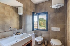 家庭独立别墅, 多间卧室 (OneFifty Gozitan Villa and Pool) | 浴室 | 淋浴/盆浴组合、吹风机、浴袍、拖鞋