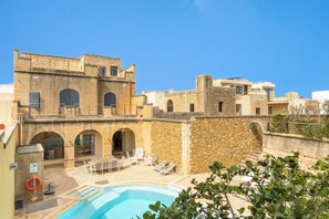 Seasonal outdoor pool - Onefifty Gozitan Villa and Pool (Xaghra)