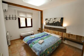 5 chambres, fer et planche à repasser, Wi-Fi, draps fournis
