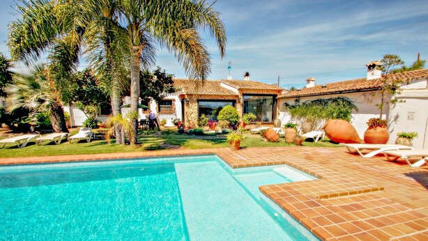 A swimming pool with tiled edges, surrounded by lounge chairs and palm trees. - Finca La Coma - modern, well-equipped villa with private pool in Benissa (Benissa)
