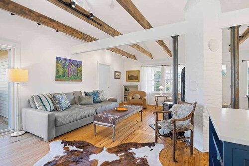 Entire Cottage on Equestrian Farm with Zebras