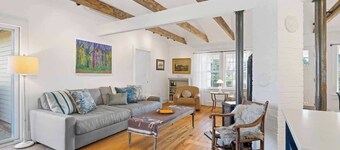 Entire Cottage on Equestrian Farm with Zebras