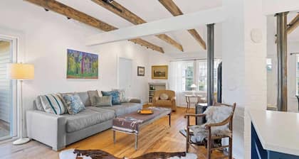 Entire Cottage on Equestrian Farm with Zebras