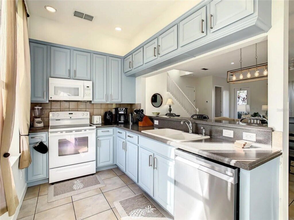 Kylskåp, mikrovågsugn, ugn och spishäll