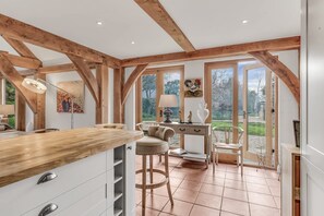 Interior - Hiron's Piece With Hot Tub (Weston Subedge)