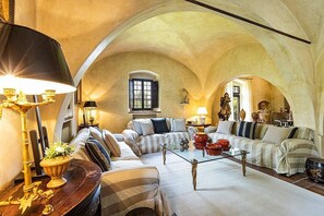 Televisie en een open haard