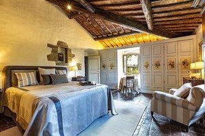 10 soverom, skrivebord, strykejern/-brett og wi-fi (inkludert)