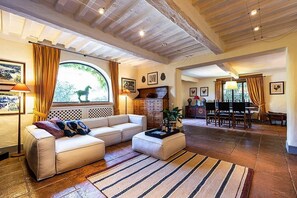 Televisie en een open haard