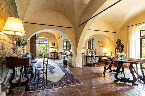 Villa Andressa Grande: A spacious and welcoming age-old estate in the characteristic style of the Tuscan countryside, with Free WI-FI.