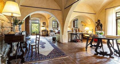 Villa Andressa Grande: A spacious and welcoming age-old estate in the characteristic style of the Tuscan countryside, with Free WI-FI.