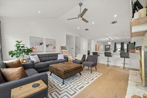 Smart TV, fireplace, offices - Beautiful & New Austin Getaway Under The Stars! (Manchaca)