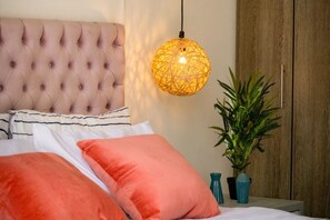 6 bedrooms, iron/ironing board, WiFi, bed sheets