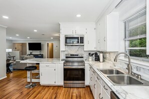 Refrigerador, microondas, horno y parrilla de estufa