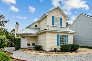 Exterior - Our Quiet Beach Getaway - Budget Friendly Gulf Breeze Home Close to Pcola Beach (Gulf Breeze)