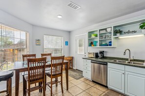 Fridge, microwave, oven, stovetop - Our Quiet Beach Getaway - Budget Friendly Gulf Breeze Home Close to Pcola Beach (Gulf Breeze)