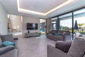 TV, fireplace - Vivenda Boa Vida - Luxury villa, heated infinity pool, jacuzzi, 8 pax (Carvoeiro)