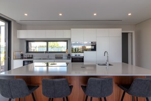 Fridge, microwave, oven, dishwasher - Vivenda Boa Vida - Luxury villa, heated infinity pool, jacuzzi, 8 pax (Carvoeiro)