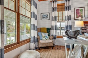 Fernseher, Kamin, Bücher