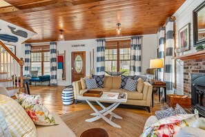 Fernseher, Kamin, Bücher