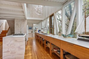 Microwave, oven, coffee/tea maker, toaster - Three Lights Cottage by Sea Maine (East Boothbay)