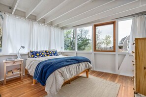 4 bedrooms, desk, iron/ironing board, free WiFi - Three Lights Cottage by Sea Maine (East Boothbay)