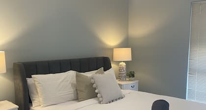 Comfortable, family sized, close to tram, explore the CBD, Glenelg Beach.