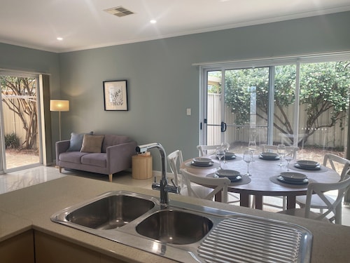 Comfortable, family sized, close to tram, explore the Festival City.